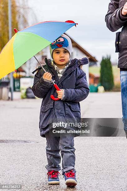 Mutter und Kind mit Regenschirm