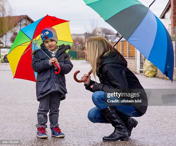 Mutter und Kind mit Regenschirm