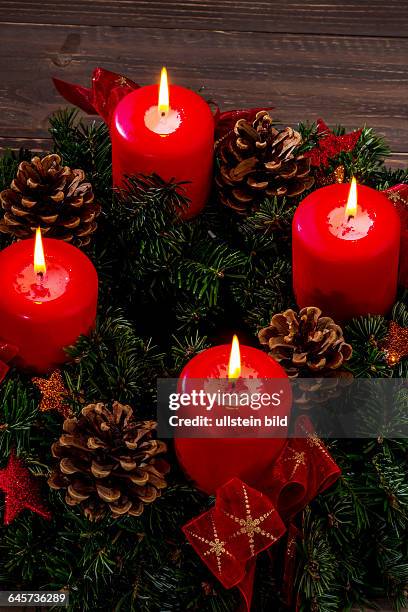 Ein Adventskranz zu Weihnachten sorgt für romatinsche Stimmung in der stillen Advent Zeit. Vier Kerzen brennen zum 4. Advent