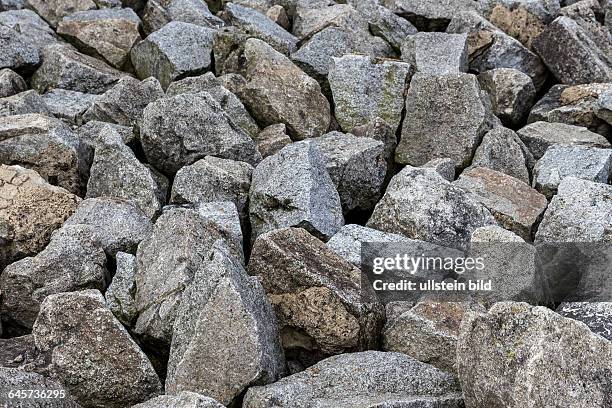 Ein Stapel aus Natursteinen liegt nebeneinander. Symbolfoto, Pflastersteine