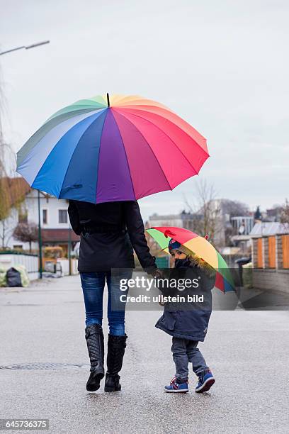 Mutter und Kind mit Regenschirm