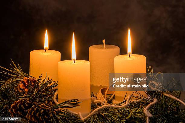 Ein Adventskranz zu Weihnachten sorgt für romatinsche Stimmung in der stillen Advent Zeit. Drei Kerzen brennen am 3. Advent