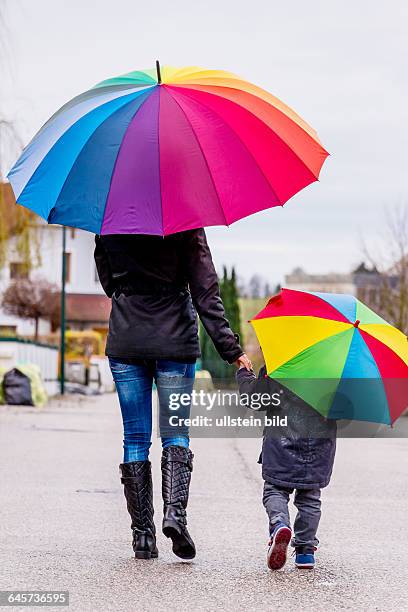 Mutter und Kind mit Regenschirm