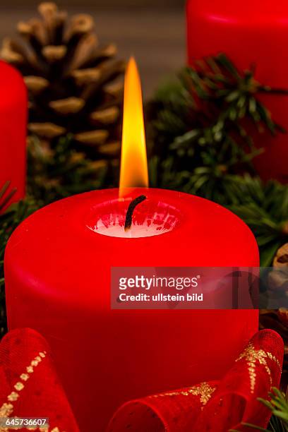 Ein Adventskranz zu Weihnachten sorgt für romantische Stimmung in der stillen Advent Zeit. Eine brennende Kerze