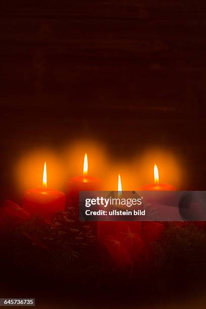 Ein Adventskranz zu Weihnachten sorgt für romatinsche Stimmung in der stillen Advent Zeit. Vier Kerzen brennen zum 4. Advent