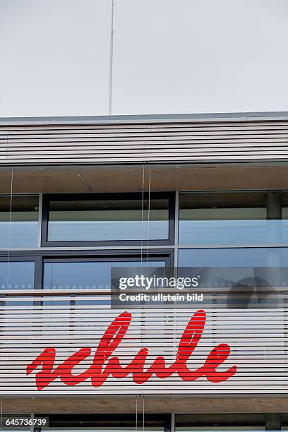 Schulgebäude Fassade mit Aufschrift Schule, Symbol für Bildung und Schulrefom