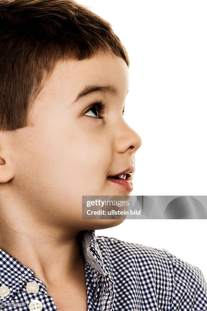 Porträt eines kleinen Jungen, Symbol für Kindheit, Unsicherheit, Hoffnung