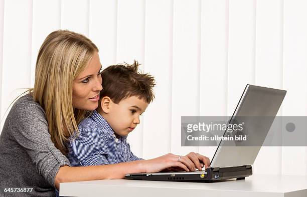 Mutter und Sohn am Computer, Symbol für Heimarbeit, Familie und Beruf, Doppelbelastung
