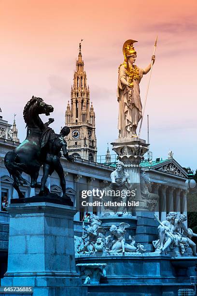 Das Parlament in Wien, Österreich. Sitz der Regierung. Statue Pallas Athene, Göttin der Weiheit.