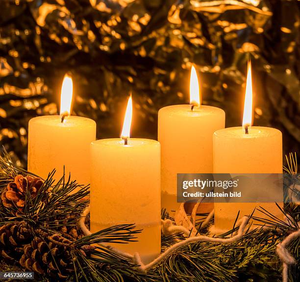 Ein Adventskranz zu Weihnachten sorgt für romatinsche Stimmung in der stillen Advent Zeit. Vier Kerzen brennen zum 4. Advent