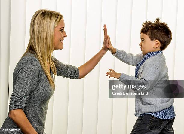 Mutter und Sohn, Symbol für Liebe, Spaß, Kindheit, Glück