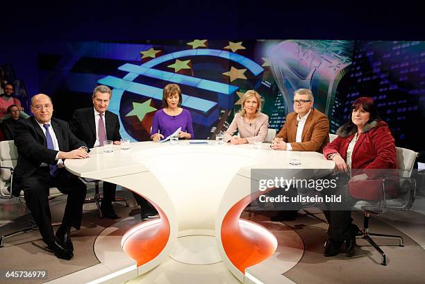 Dr. Gregor Gysi , Günther Oettinger , Maybrit Illner , Prof. Dr. Beatrice Weder di Mauro , Frank Schäffler und Silvia Wadhwa in der ZDF-Talkshow...