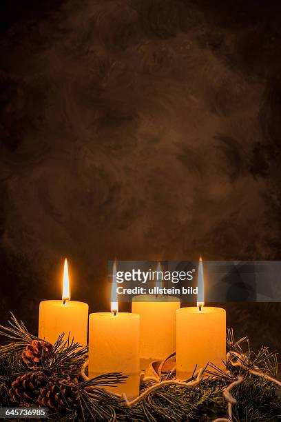 Ein Adventskranz zu Weihnachten sorgt für romatinsche Stimmung in der stillen Advent Zeit. Vier Kerzen brennen zum 4. Advent