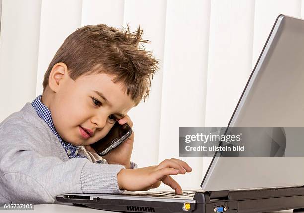 Kleiner Junge am Laptop, Symbol für Internet, E-Commerce, Konsumverhalten, Surfen
