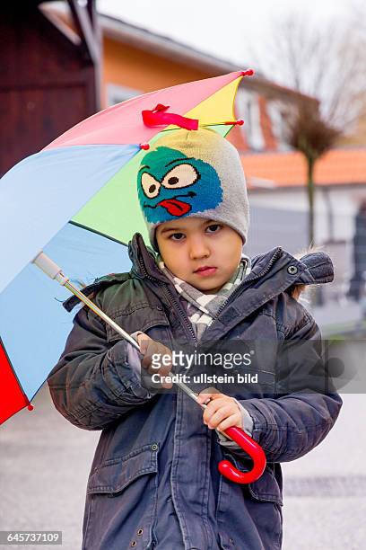 Kind mit Regenschirm, Symbol für Kindheit, Solidarität, Hilfe, Hilfspaket, Rettungsschirm,