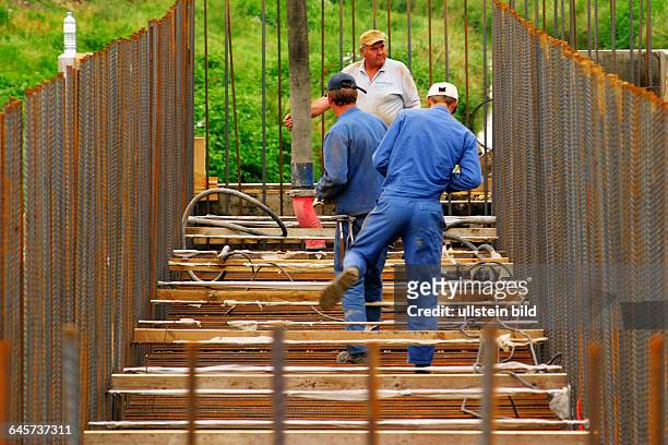 Bauarbeiter auf einer Baustelle - Building worker on a building site