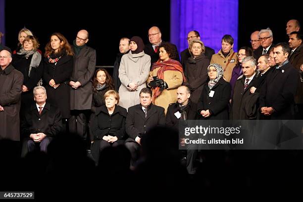 Berlin 10.000 menschen versammeln sich am Brandenburger Tor / Pariser Platz anläßlich der Terroranschläge in Paris, Zeitschrift Charly Hebdo,...