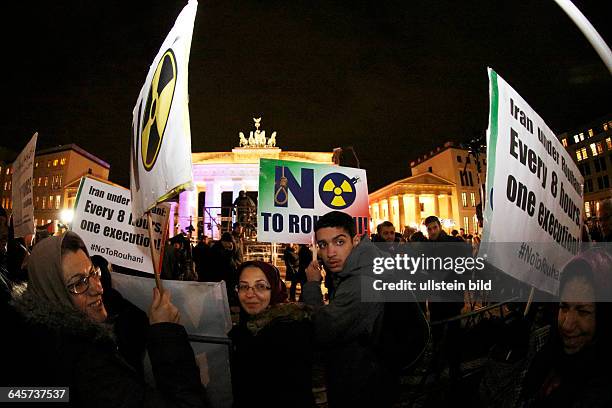 Berlin 10.000 menschen versammeln sich am Brandenburger Tor / Pariser Platz anläßlich der Terroranschläge in Paris, Zeitschrift Charly Hebdo,...