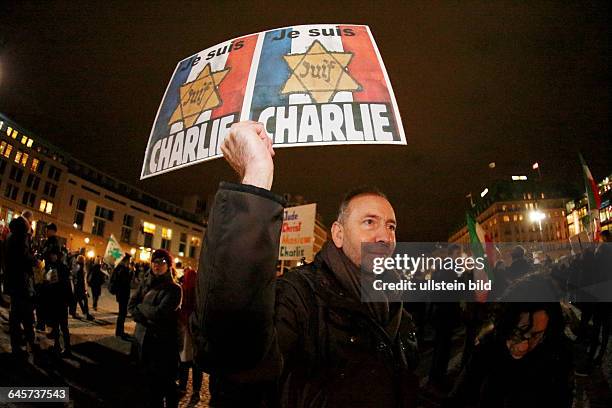 Berlin 10.000 menschen versammeln sich am Brandenburger Tor / Pariser Platz anläßlich der Terroranschläge in Paris, Zeitschrift Charly Hebdo,...