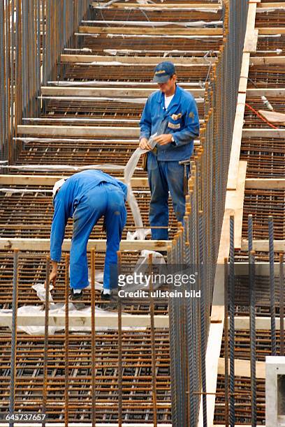 Bauarbeiter auf einer Baustelle - Building worker on a building site