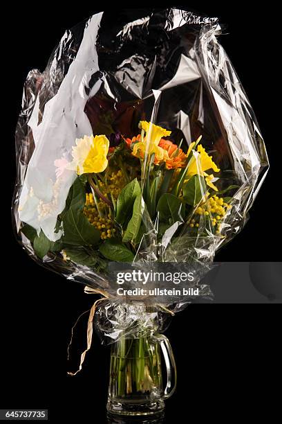 Blumenstrau? in Cellophan eingepackt - flower bouquet in cellophane packed