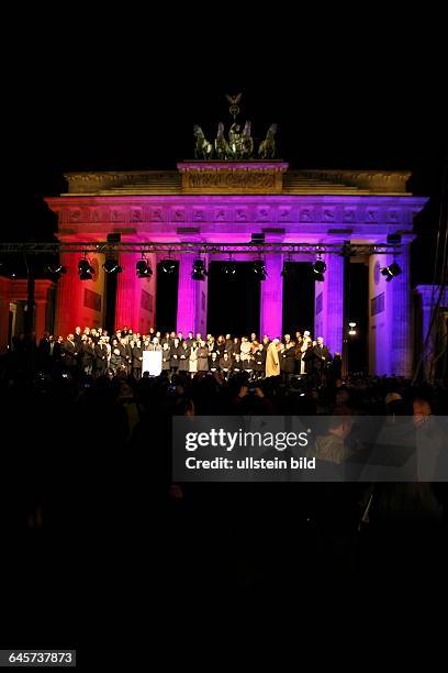 Berlin 10.000 menschen versammeln sich am Brandenburger Tor / Pariser Platz anläßlich der Terroranschläge in Paris, Zeitschrift Charly Hebdo,...