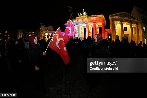 Berlin 10.000 menschen versammeln sich am Brandenburger Tor / Pariser Platz anläßlich der Terroranschläge in Paris, Zeitschrift Charly Hebdo,...