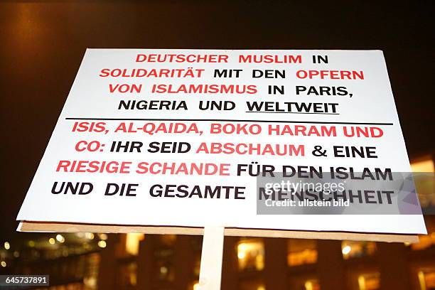 Berlin 10.000 menschen versammeln sich am Brandenburger Tor / Pariser Platz anläßlich der Terroranschläge in Paris, Zeitschrift Charly Hebdo,...