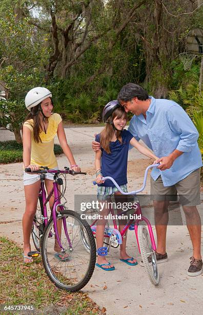 Familie macht Fahrradtour