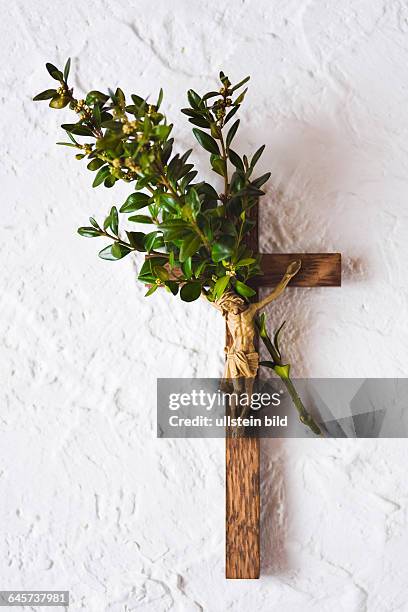 Buchsbaumast auf einem Kreuz - box tree on a crucifix