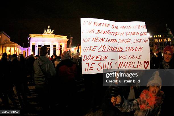 Berlin 10.000 menschen versammeln sich am Brandenburger Tor / Pariser Platz anläßlich der Terroranschläge in Paris, Zeitschrift Charly Hebdo,...