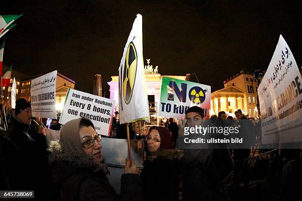 Berlin 10.000 menschen versammeln sich am Brandenburger Tor / Pariser Platz anläßlich der Terroranschläge in Paris, Zeitschrift Charly Hebdo,...