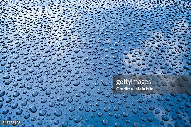 Wassertropfen auf einem Auto - waterdrops on a car