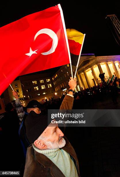 Berlin-Mitte: Mahnwache des Zentralrats der Muslime am Pariser Platz vor dem Brandenburger Tor - Tausende Menschen nehmen an der Mahnwache für...