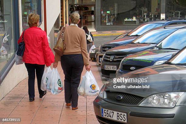 Spanische Frauen haben eingekauft Tragetüten in Morro Jable auf Fuerteventura-Süd