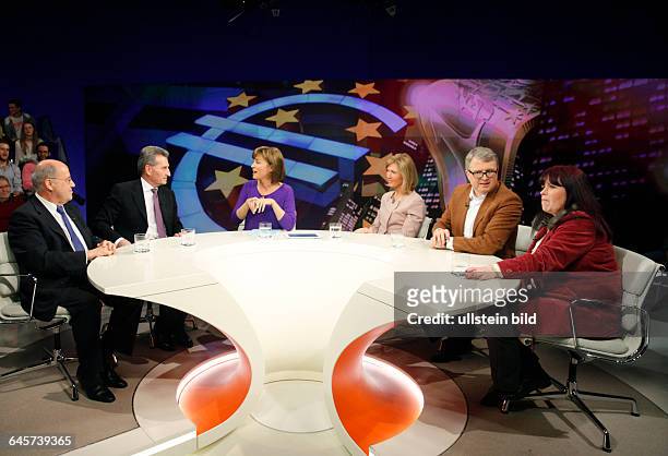 Dr. Gregor Gysi , Günther Oettinger , Maybrit Illner , Prof. Dr. Beatrice Weder di Mauro , Frank Schäffler und Silvia Wadhwa in der ZDF-Talkshow...