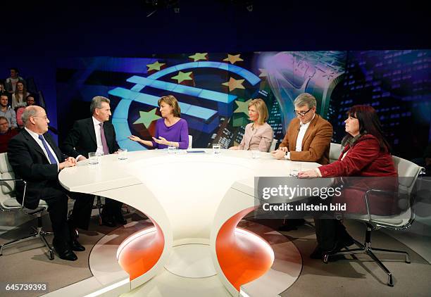 Dr. Gregor Gysi , Günther Oettinger , Maybrit Illner , Prof. Dr. Beatrice Weder di Mauro , Frank Schäffler und Silvia Wadhwa in der ZDF-Talkshow...