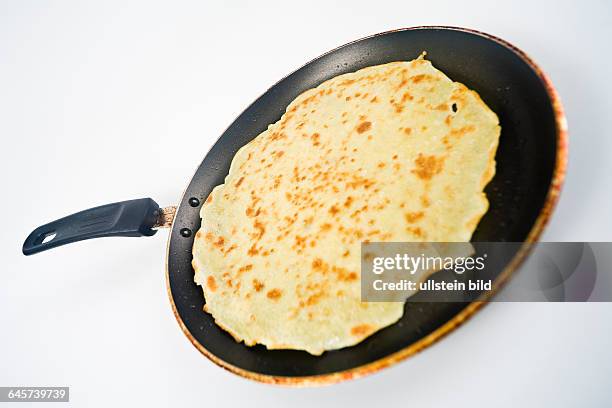 Pfannkuchen in einer Pfanne - pancake in a pan