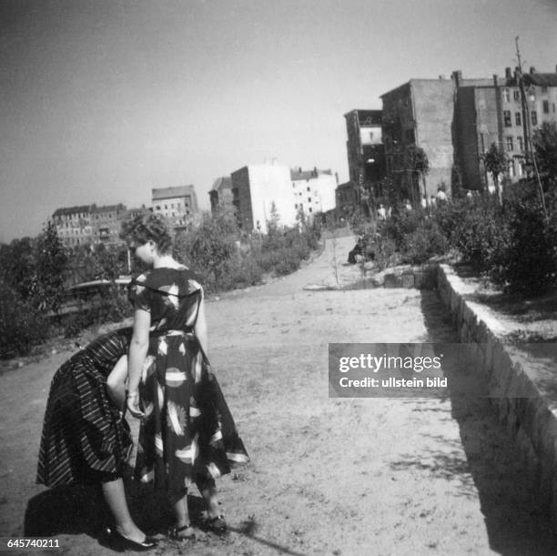 Junge Frau im Sommerkleid in Berlin-Wedding - um 1949 *Aufnahmedatum geschätzt*