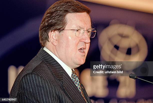 Generalsekretär Lord George Robertson bei Rede. Berlin , 24. 06. 2003. Die Frankfurter Allgemeine Zeitung und das Verteidigungsministerium...