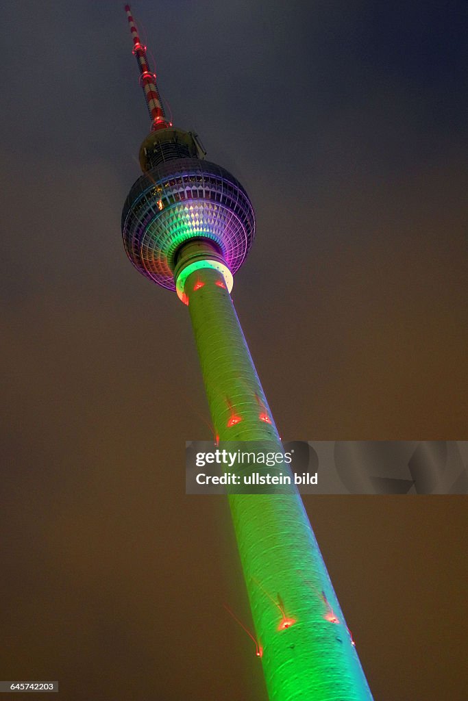 Gestern und heute Abend wurde schon mal probiert. Am Sonntag Abend wird der Fernsehturm am Alex an der Olympiabewerbung Berlins teilnehmen.