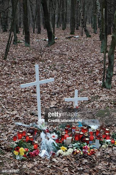 Erinnerung an Mordopfer, in der Köllnischen Heide in Berlin-Adlershof erinnern Kreuze und Blumen an die ermordete Maria P.