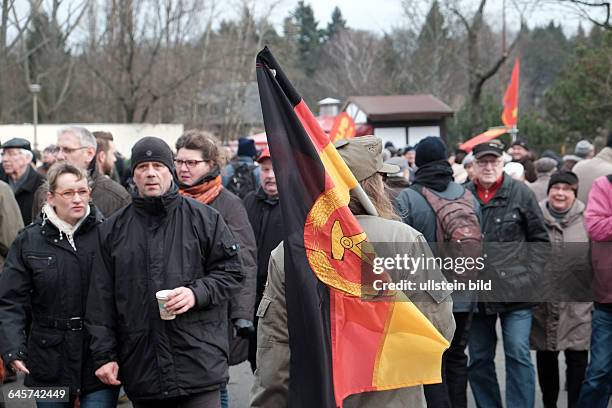 Nostalgiker mit DDR-Flagge bei der Demonstration für die getöteten Kommunistenführer Karl Liebknecht und Rosa Luxemburg