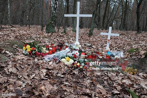 Erinnerung an Mordopfer, in der Köllnischen Heide in Berlin-Adlershof erinnern Kreuze und Blumen an die ermordete Maria P.