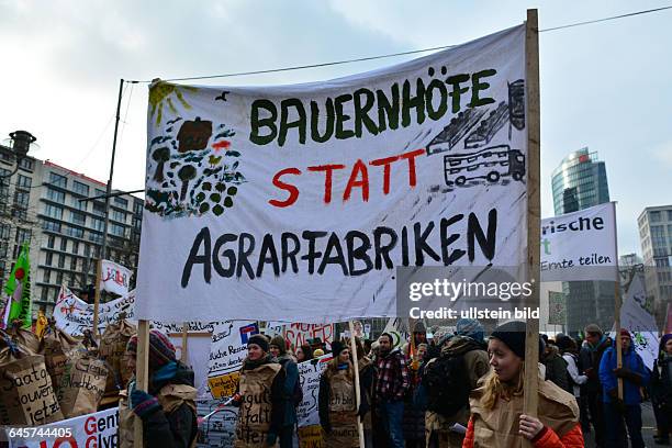 Wir haben es satt - Demonstration gegen die Agraindustrie unter dem Motto -Wochenmarkt statt Weltmarkt-Gesundes Essen und gesunde...