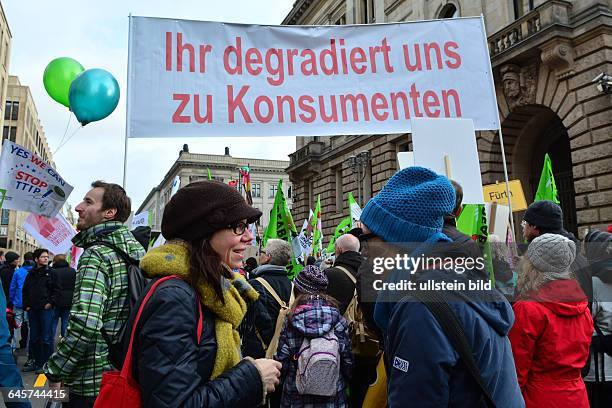 Wir haben es satt - Demonstration gegen die Agraindustrie unter dem Motto -Wochenmarkt statt Weltmarkt-Gesundes Essen und gesunde...