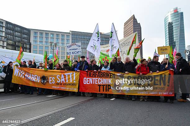 Wir haben es satt - Demonstration gegen die Agraindustrie unter dem Motto -Wochenmarkt statt Weltmarkt-Gesundes Essen und gesunde...