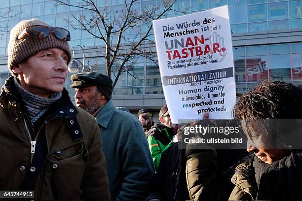 Mahnwache und Demonstration im Gedenken an den in Dresden getöteten Flüchtling Khalid Idris Bahray in Berlin