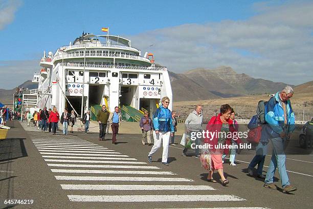 Passagiere kommen mit der Fähre Armas von Gran Canaria im Hafen von in Morro Jable auf Fuerteventura -Süd