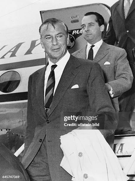 Gary Cooper, Actor, USA- at his arrival at Tempelhof Airport with Pan Am